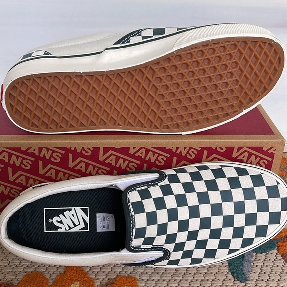 Vans Men’s Classic Slip-On
Checkerboard Green/True White 
VN000BVZBGN
Sneakers - Picture 4 of 16